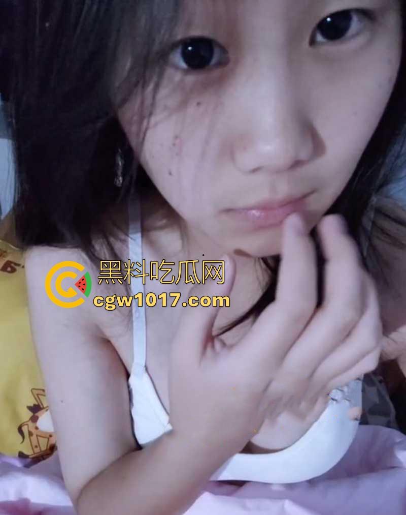 清纯幼师网上聊骚发情，宿舍自拍自慰视频勾引炮友，小小身材竟然有日常大奶，完美的母狗形态啊！  第1张