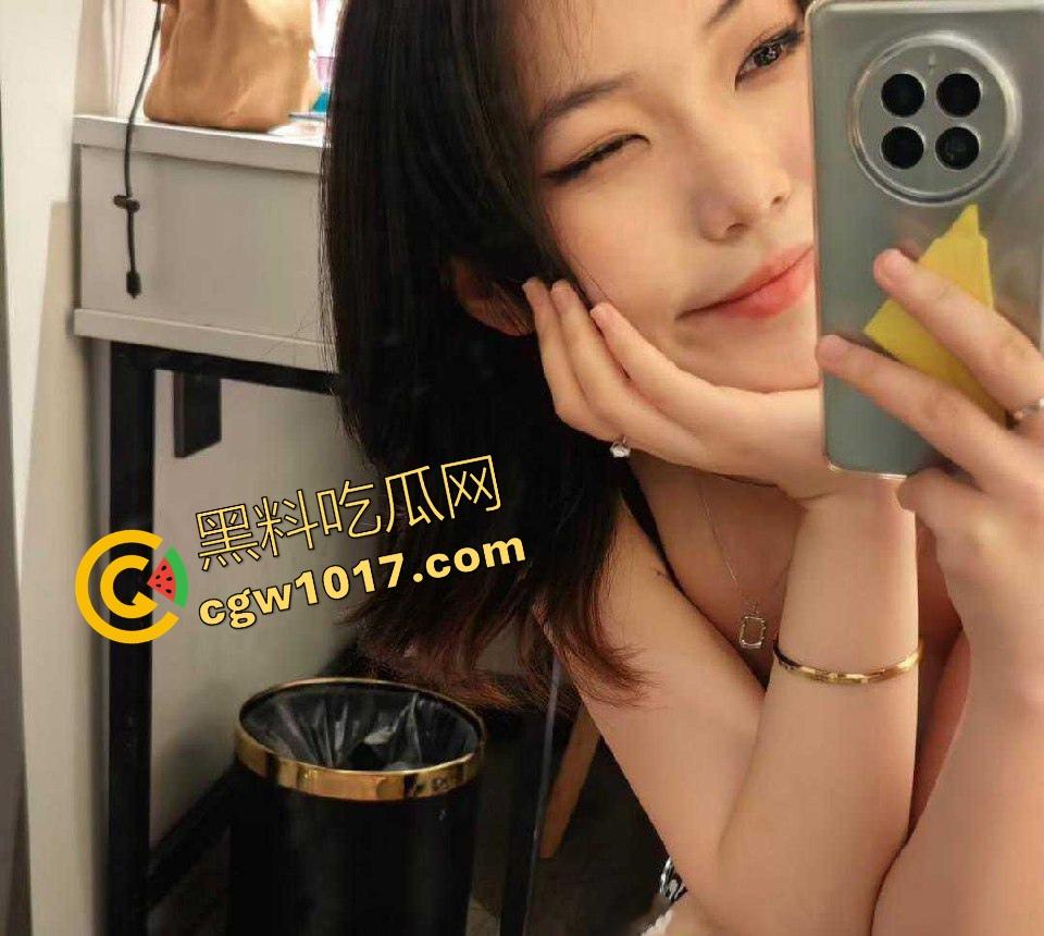 瓜友分享清纯反差女大炮友，花式做爱日常，各种性感诱人制服轮换，口交乘骑足交调教，玩得很花！  第3张