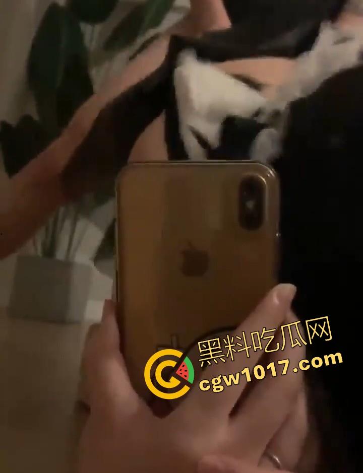 瓜友分享清纯反差女大炮友，花式做爱日常，各种性感诱人制服轮换，口交乘骑足交调教，玩得很花！  第5张