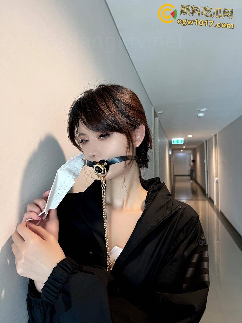 顶级福利姬【阿朱】，披淫装拍情色写真，路遇宅男被猥亵高潮，户外真空露奶，海底捞露臀淡定用餐，骚劲直接封神！  第1张