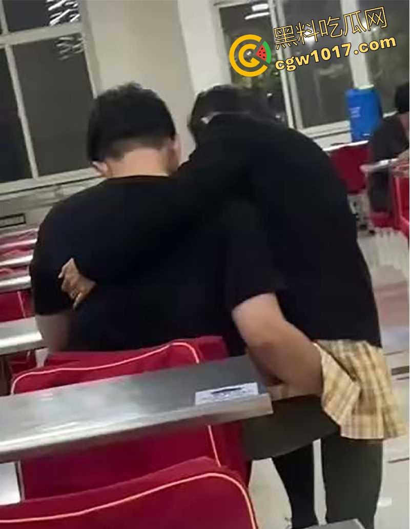 常州轻工大学饭堂激情一刻，JK清纯女大激情相吻，情到浓处直捅裙底骚逼，随后女生跪地疑似深喉口交，当我们不是人是吧！  第5张