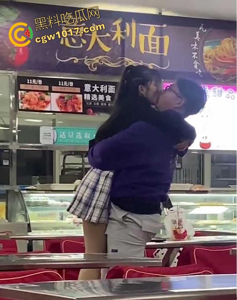 常州轻工大学饭堂激情一刻，JK清纯女大激情相吻，情到浓处直捅裙底骚逼，随后女生跪地疑似深喉口交，当我们不是人是吧！  第9张