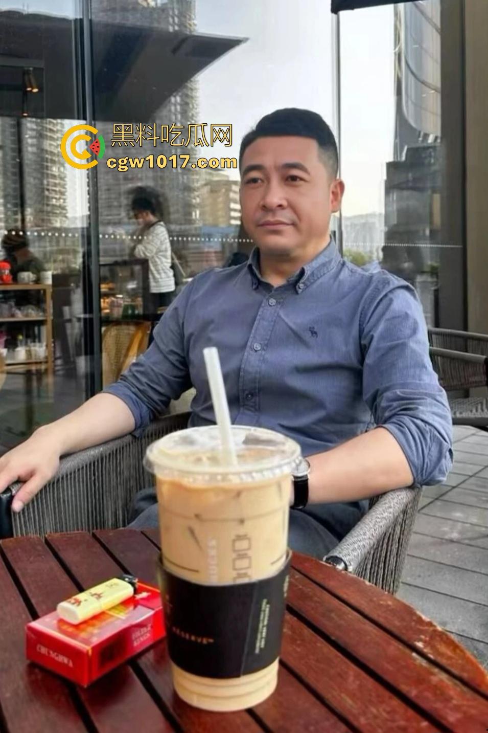 广东珠海黑衣疯狗握刀从保安亭砍翻VIVO店，红衣哥豹子般杀出过肩摔砸地骨裂砍刀飞十米，民警蜂拥铐走！  第1张