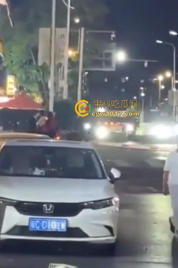 广东珠海黑衣疯狗握刀从保安亭砍翻VIVO店，红衣哥豹子般杀出过肩摔砸地骨裂砍刀飞十米，民警蜂拥铐走！  第7张