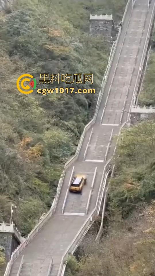 奇瑞风云X3L挑战天门山台阶失败，想复刻路虎冲击天门山营销，结果还是被揽胜吊打，真正的揽胜车主都不会多看一眼！  第5张