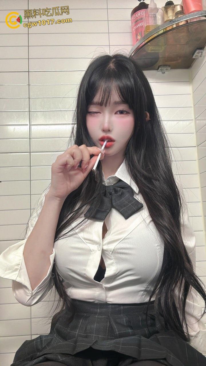 韩国巨乳网黄【Kore0309】，甜美反差女神变骚浪母狗，性感肚兜巨乳忽隐忽现，坐在地上骑乘挑逗，淫荡十足！  第4张