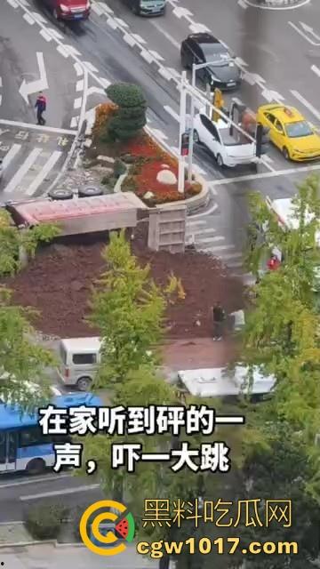 重庆巴南李家坨恒大城发生严重车祸，渣土车碰外卖小电驴，一个侧翻 将旁边的外卖小哥埋压致死，这真是鸡蛋碰石头，死无全尸啊！  第3张