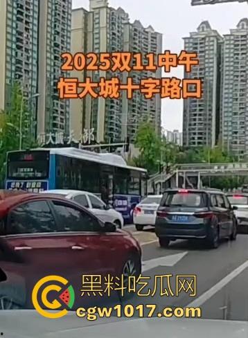 重庆巴南李家坨恒大城发生严重车祸，渣土车碰外卖小电驴，一个侧翻 将旁边的外卖小哥埋压致死，这真是鸡蛋碰石头，死无全尸啊！  第7张