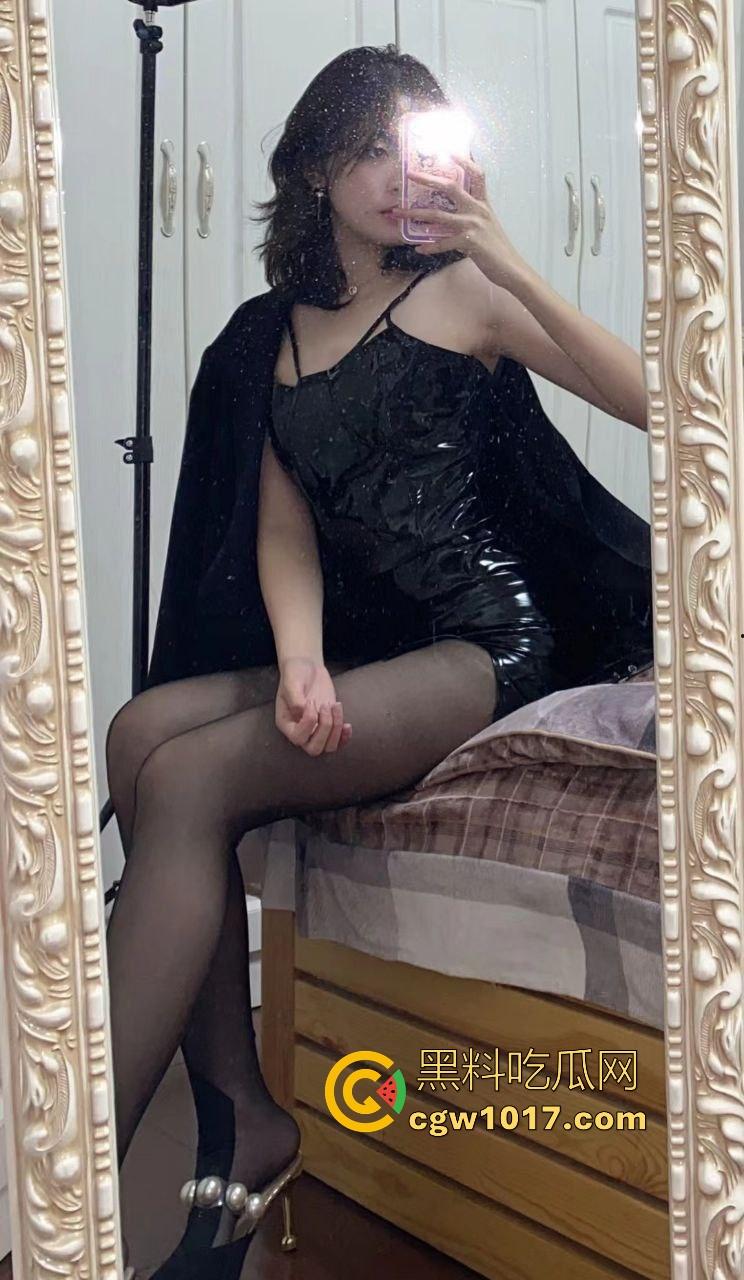 无能的丈夫现实版！绿帽奴邀请体育男大来强奸自己的老婆，无套猛插而自己只能在角落观看，一晚猛操6次腿都软了！  第12张