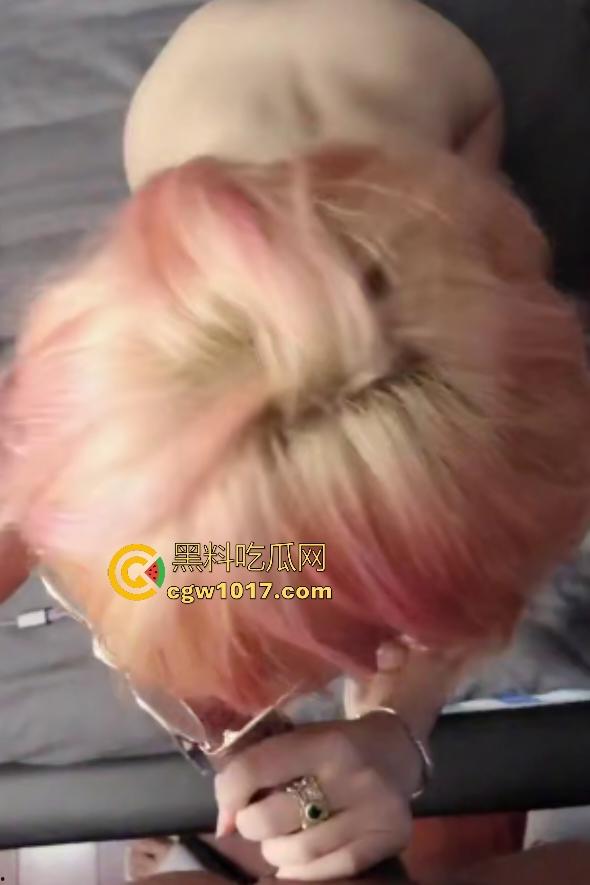 痴女女友想吃鸡巴被迫染粉毛，你别说染发了还挺骚的，调皮脸蛋跪地像狗口交深喉，B毛剃了一半像个小日本！  第3张