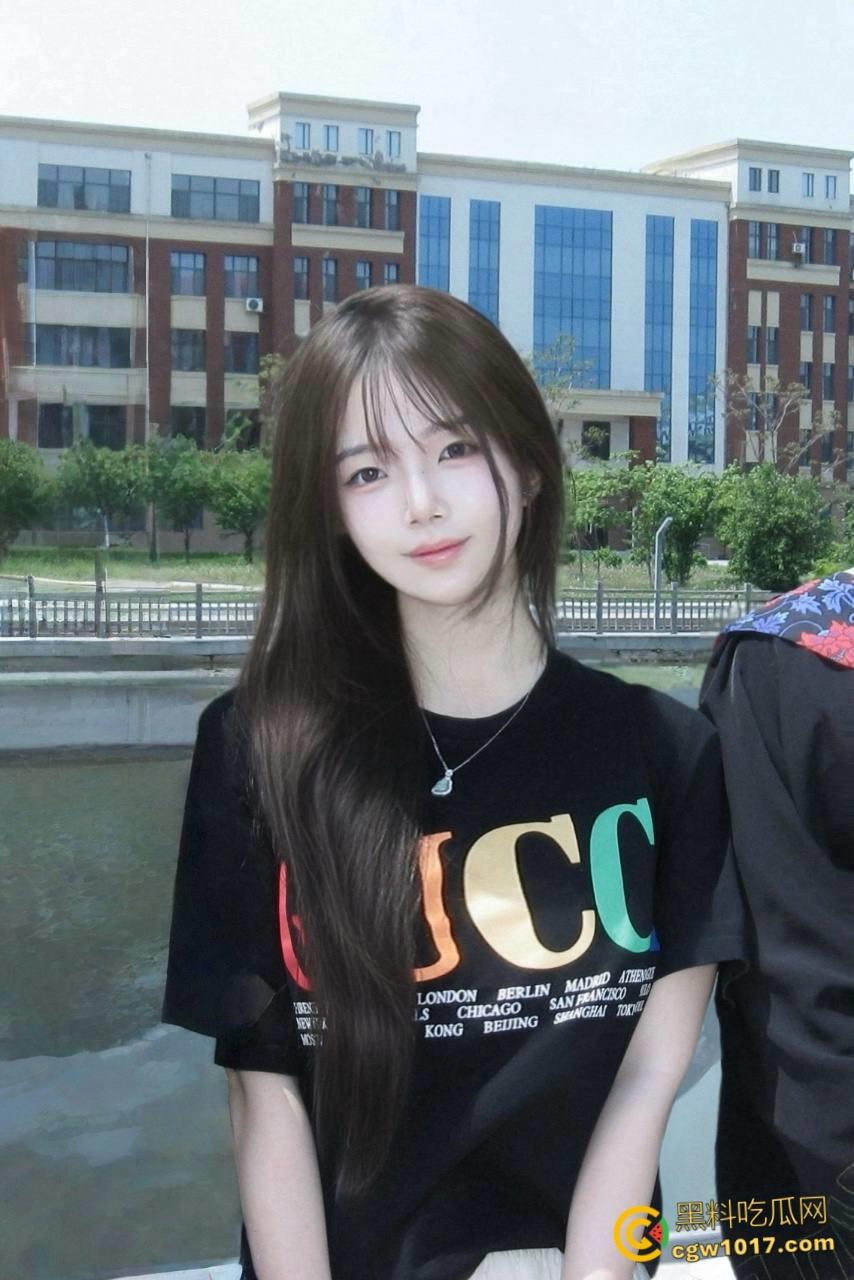 不再犹豫抓住机会，趁着女儿醉酒后不省人事，掀开裙子脱下可爱的白色内裤，如愿以偿的抱着女儿的屁股操了起来 ！  第1张