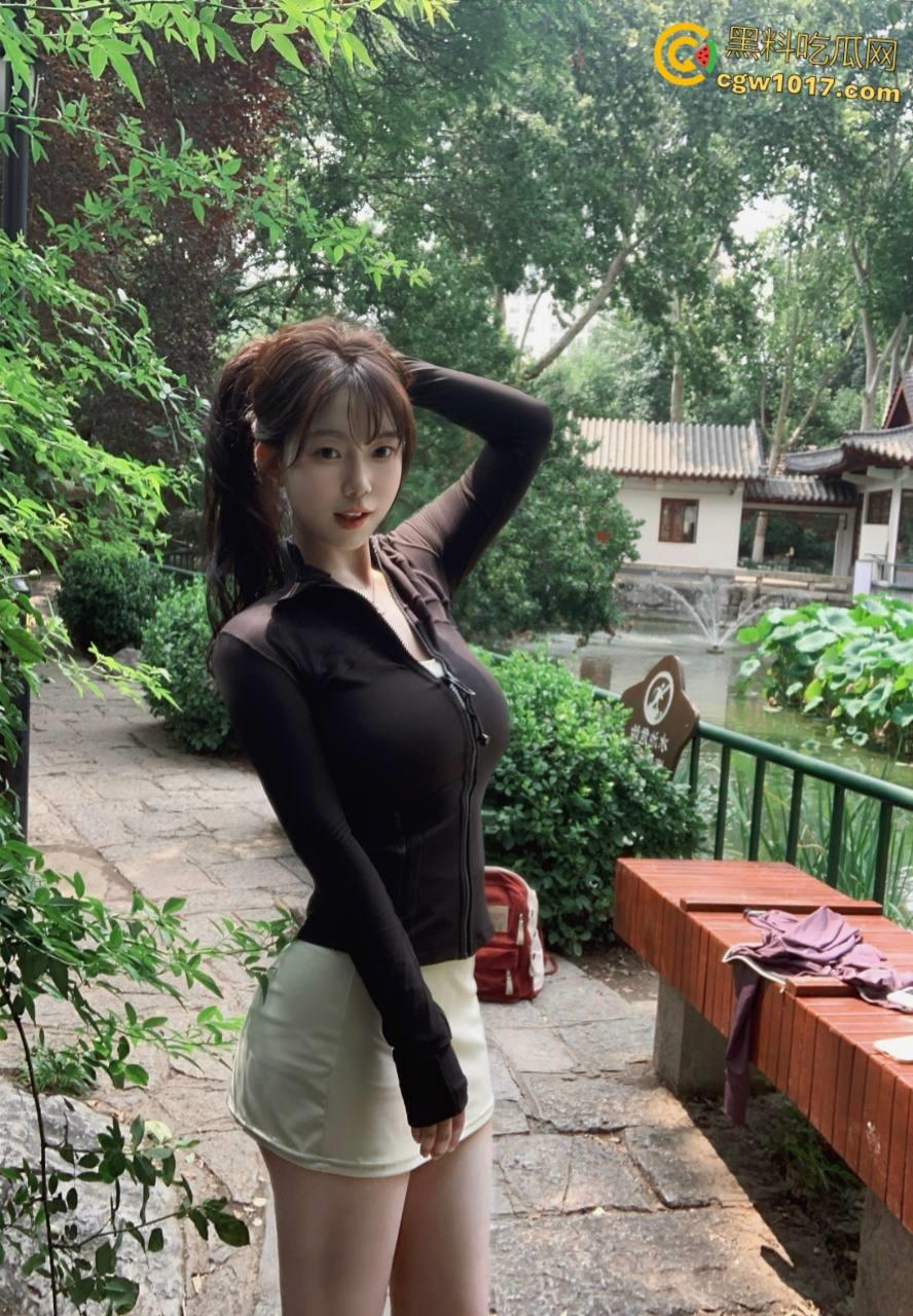 不再犹豫抓住机会，趁着女儿醉酒后不省人事，掀开裙子脱下可爱的白色内裤，如愿以偿的抱着女儿的屁股操了起来 ！  第2张