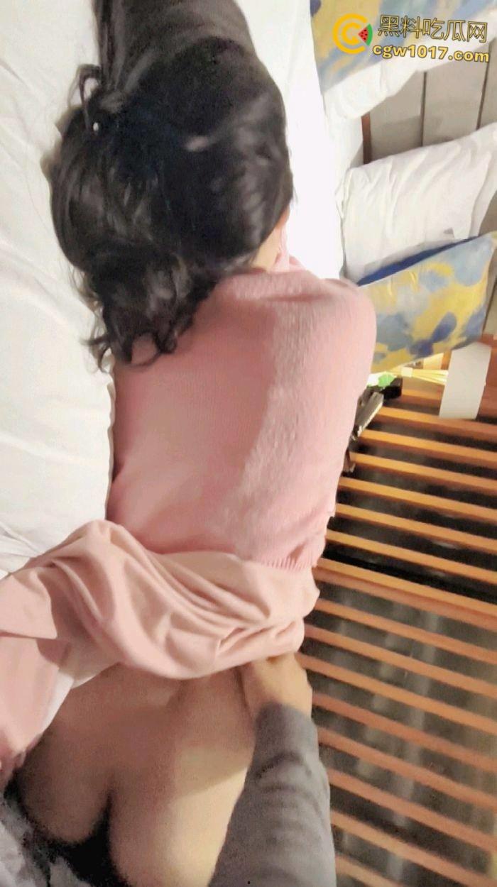 不再犹豫抓住机会，趁着女儿醉酒后不省人事，掀开裙子脱下可爱的白色内裤，如愿以偿的抱着女儿的屁股操了起来 ！  第6张