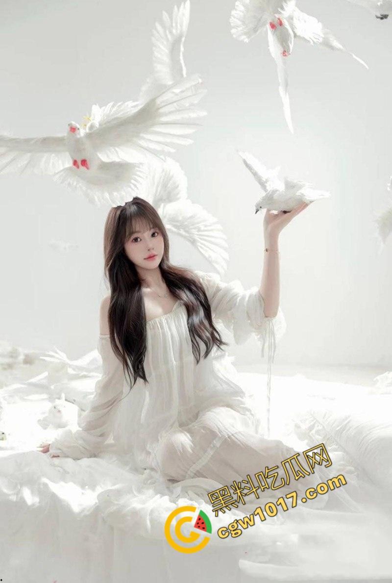 汕头网红【余微娜】沦为富二代母狗：露脸舔棒狂野放浪，多姿势爆操声响彻房间，视频泄密惹人眼球！  第3张