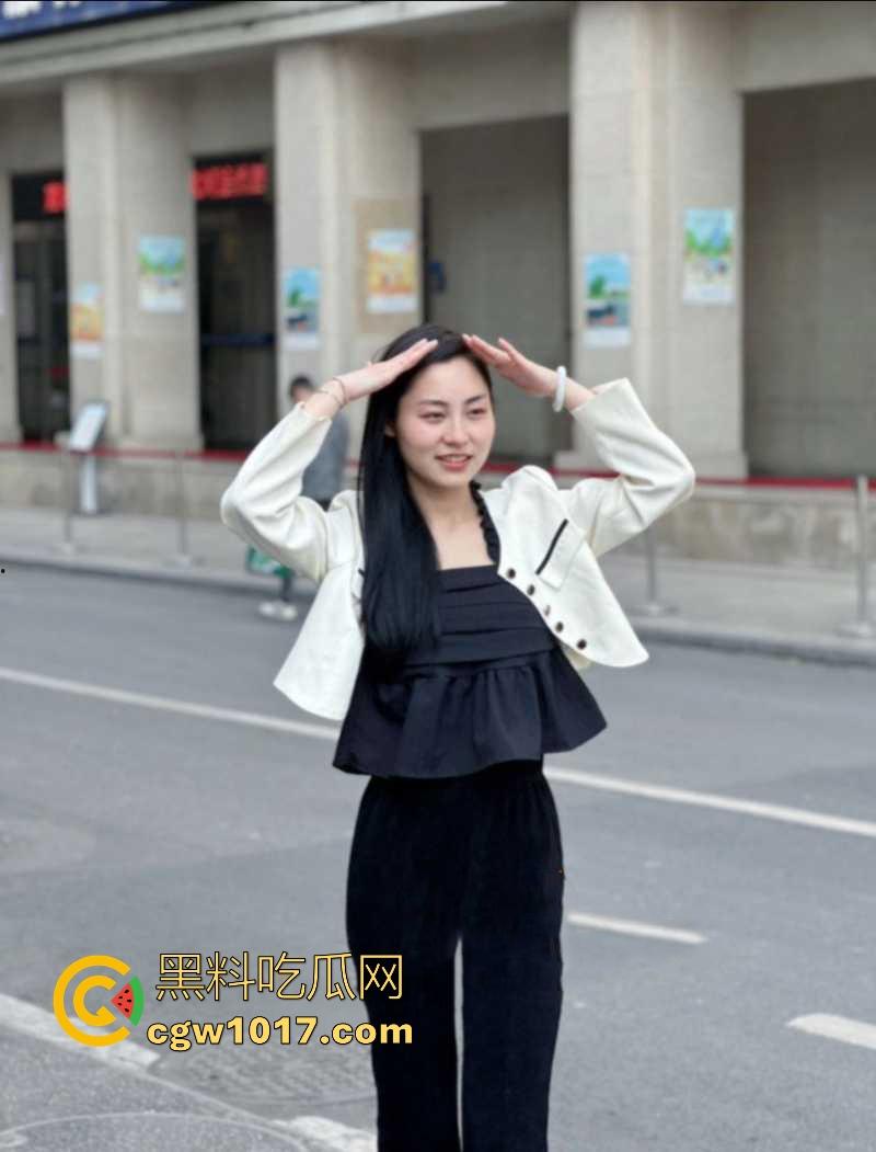 河南高挑骚逼营销【陈奕莹】清纯少女私下却是淫荡的母狗，在家发骚与人裸聊等操，全程露脸揉搓，这逼是真的黑啊！  第4张