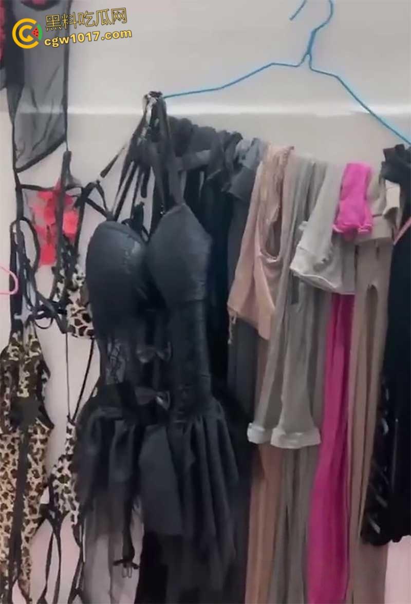 广州性感拜金女【张亦扬】，与金主楼梯野战，拍各种露脸口交，房间里堆满淫装阳具，疯狂捞金毫无底线！  第7张