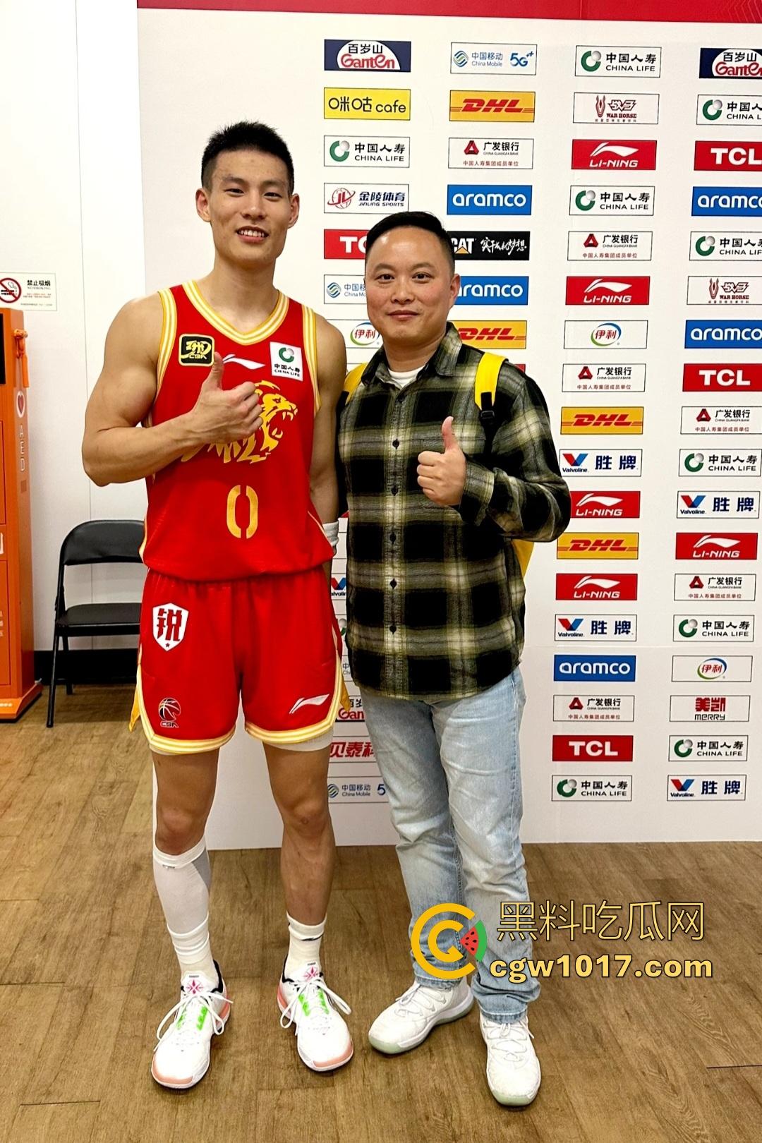 骚女们的福利来了！CBA猛男【林秉圣】更衣室全裸视频泄露！翘臀胸肌炸裂，鸡鸡小巧软绵绵，不妨碍女粉丝舔屏！  第2张