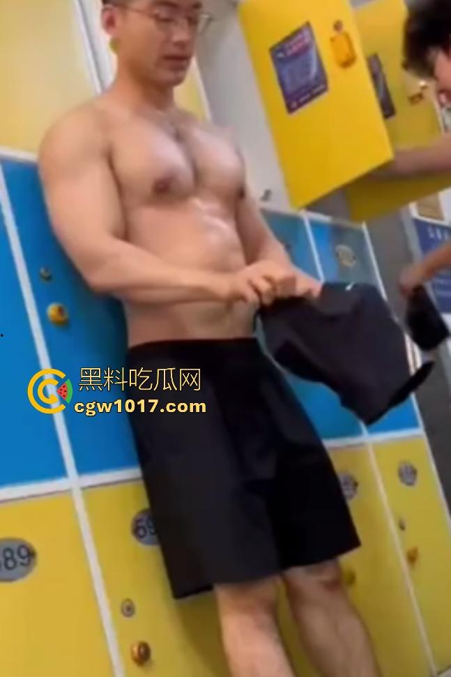 骚女们的福利来了！CBA猛男【林秉圣】更衣室全裸视频泄露！翘臀胸肌炸裂，鸡鸡小巧软绵绵，不妨碍女粉丝舔屏！  第4张