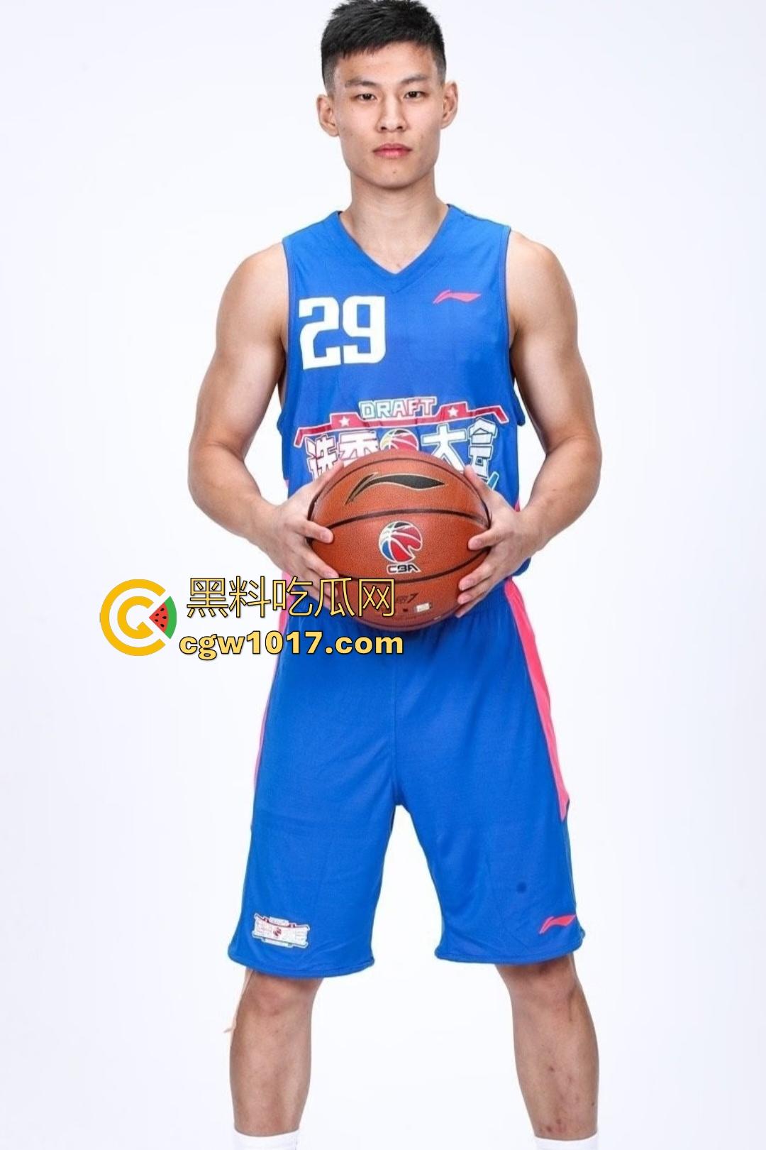 骚女们的福利来了！CBA猛男【林秉圣】更衣室全裸视频泄露！翘臀胸肌炸裂，鸡鸡小巧软绵绵，不妨碍女粉丝舔屏！  第5张