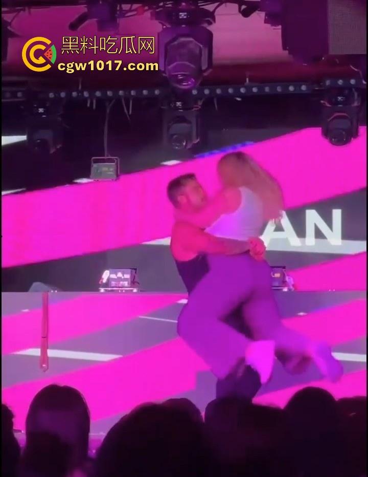 疯马秀都开到香港了吗？澳洲magicman裸男脱衣秀表演视频曝光，随机挑选女观众上台模拟性爱，动作极其辣眼！  第9张