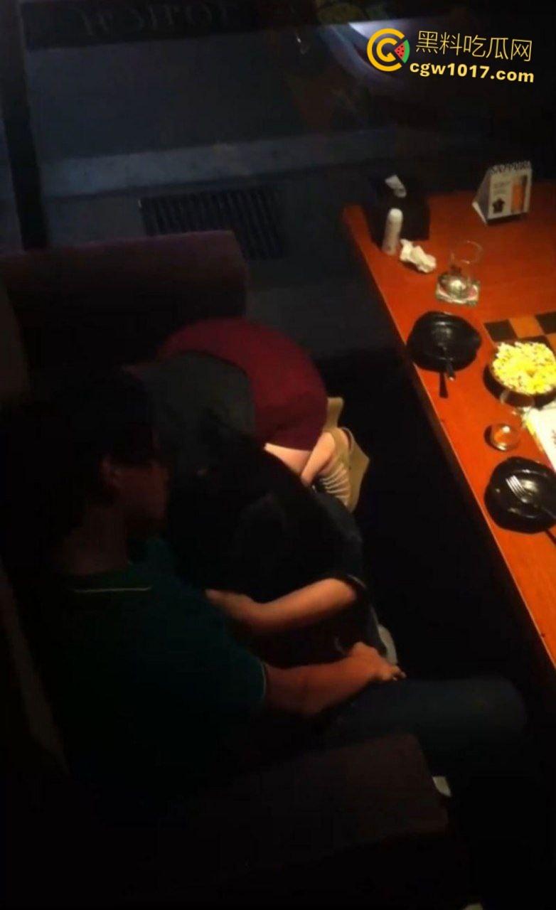 大神潜入KTV偷拍，小情侣包厢偷吃，美腿诱惑激情热吻，女上骑乘榨精疯狂打桩，刺激无比！  第3张