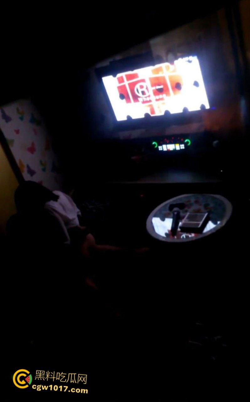 大神潜入KTV偷拍，小情侣包厢偷吃，美腿诱惑激情热吻，女上骑乘榨精疯狂打桩，刺激无比！  第4张