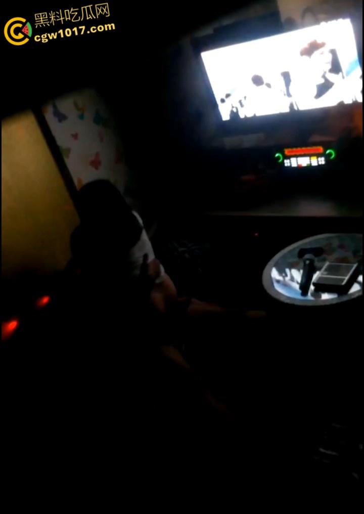 大神潜入KTV偷拍，小情侣包厢偷吃，美腿诱惑激情热吻，女上骑乘榨精疯狂打桩，刺激无比！  第5张