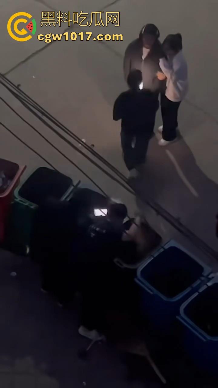 甘肃财贸职业学院学生虐狗事件曝光！把流浪小狗放到垃圾桶李用棍子猛捅，学生抖音扩散，多个账号被封禁！  第5张