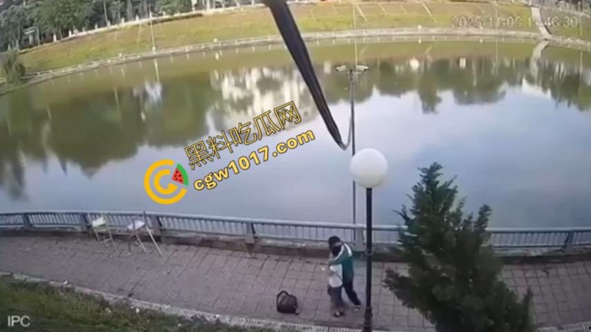 越南13岁男孩持刀暴走：将同学捅伤后推入湖中，辱骂激发致命仇恨，监控全程记录，复仇摄人心魄！  第2张