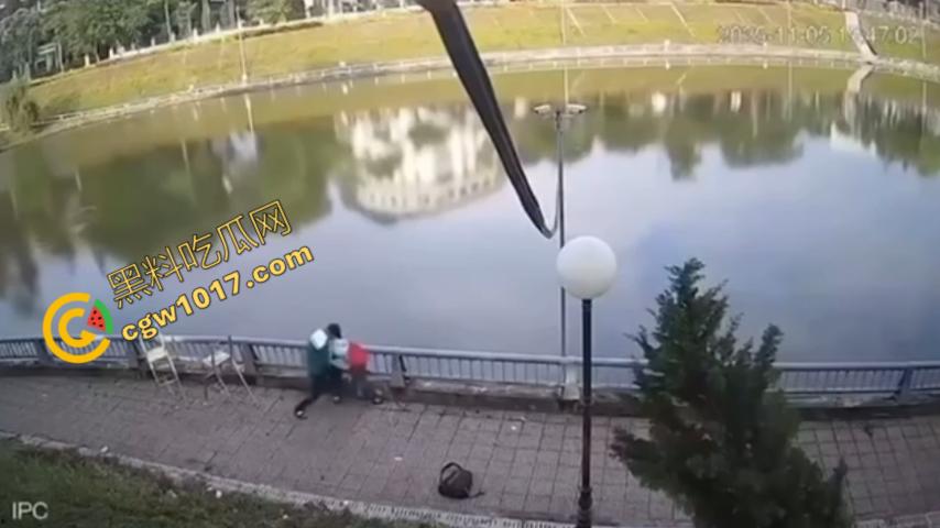 越南13岁男孩持刀暴走：将同学捅伤后推入湖中，辱骂激发致命仇恨，监控全程记录，复仇摄人心魄！  第4张
