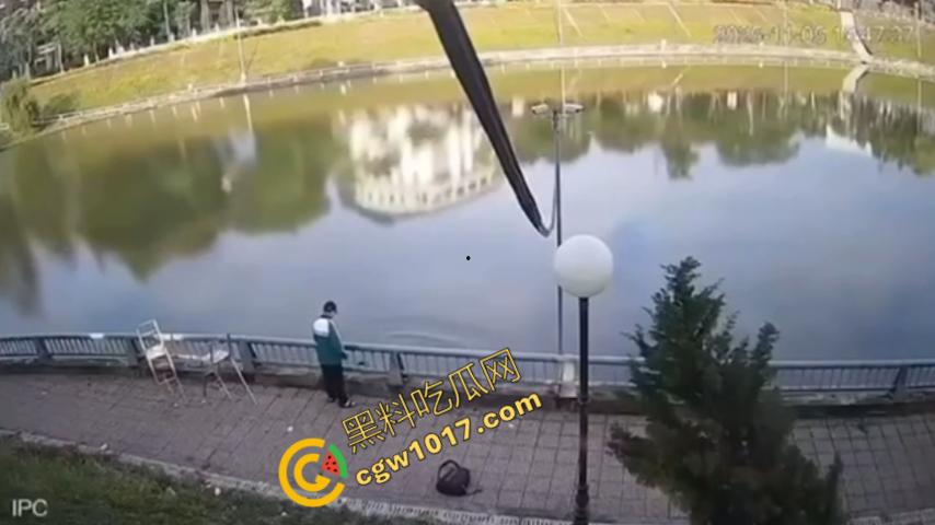 越南13岁男孩持刀暴走：将同学捅伤后推入湖中，辱骂激发致命仇恨，监控全程记录，复仇摄人心魄！  第5张