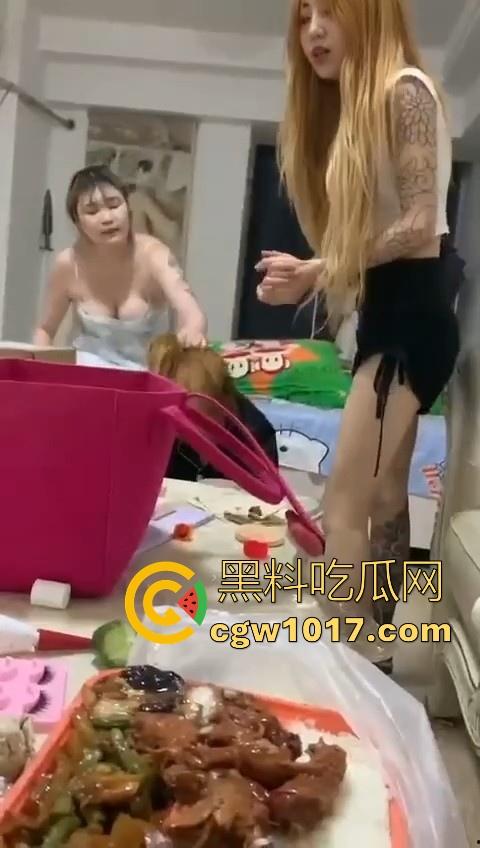 姐妹反目成仇混合双打，精神小妹上门爆揍黄毛大肥婆，水壶铁棍抄起家伙就往头上砸，你别说真有点狠！  第6张