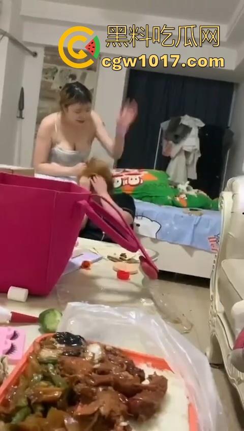 姐妹反目成仇混合双打，精神小妹上门爆揍黄毛大肥婆，水壶铁棍抄起家伙就往头上砸，你别说真有点狠！  第7张