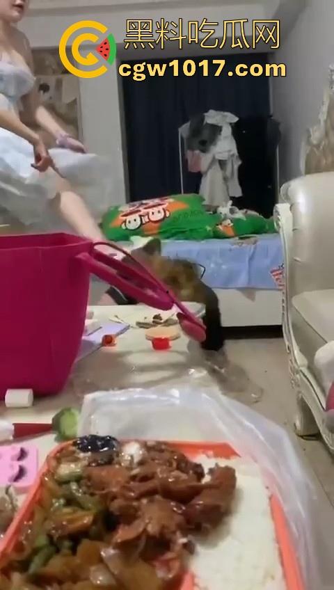 姐妹反目成仇混合双打，精神小妹上门爆揍黄毛大肥婆，水壶铁棍抄起家伙就往头上砸，你别说真有点狠！  第8张