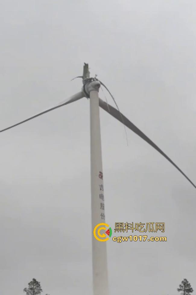 11月9日江西九江鄱阳湖服务区，吉电风扇叶突然断裂，玻璃纤维漫天飞舞，居民吸入有炸肺的风险，这都没人管？  第2张