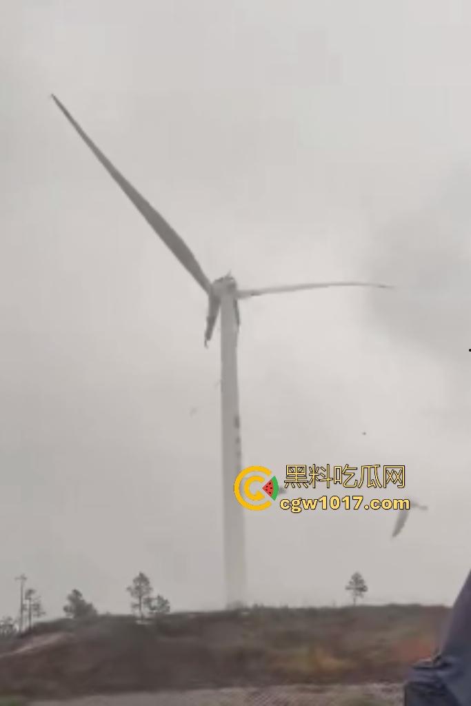 11月9日江西九江鄱阳湖服务区，吉电风扇叶突然断裂，玻璃纤维漫天飞舞，居民吸入有炸肺的风险，这都没人管？  第3张