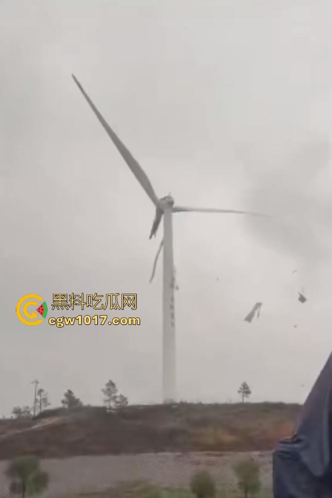 11月9日江西九江鄱阳湖服务区，吉电风扇叶突然断裂，玻璃纤维漫天飞舞，居民吸入有炸肺的风险，这都没人管？  第4张