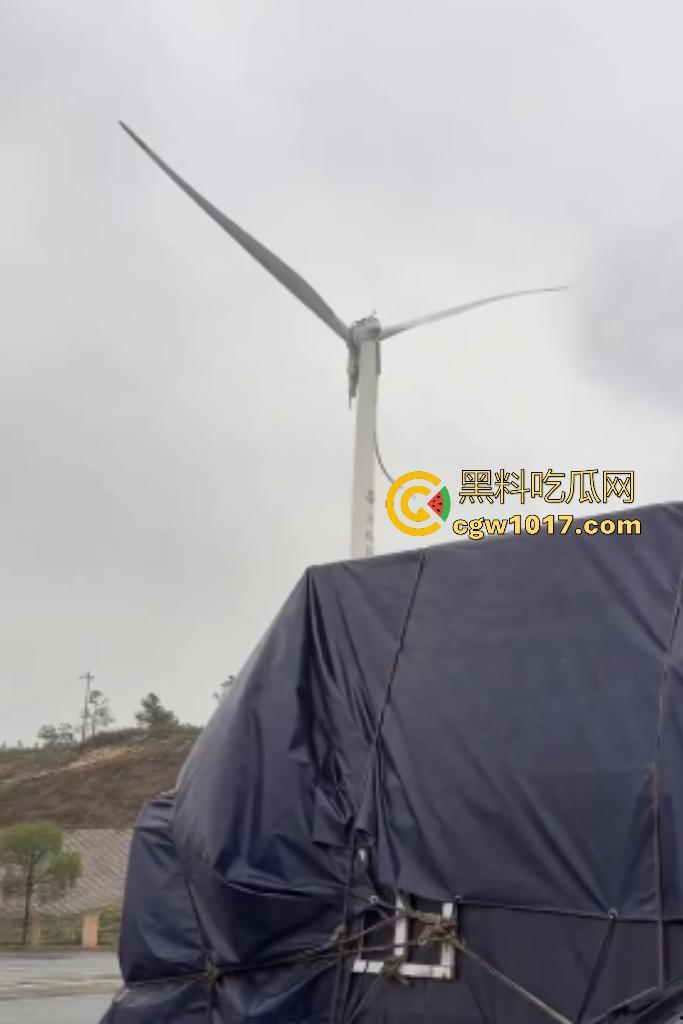 11月9日江西九江鄱阳湖服务区，吉电风扇叶突然断裂，玻璃纤维漫天飞舞，居民吸入有炸肺的风险，这都没人管？  第8张