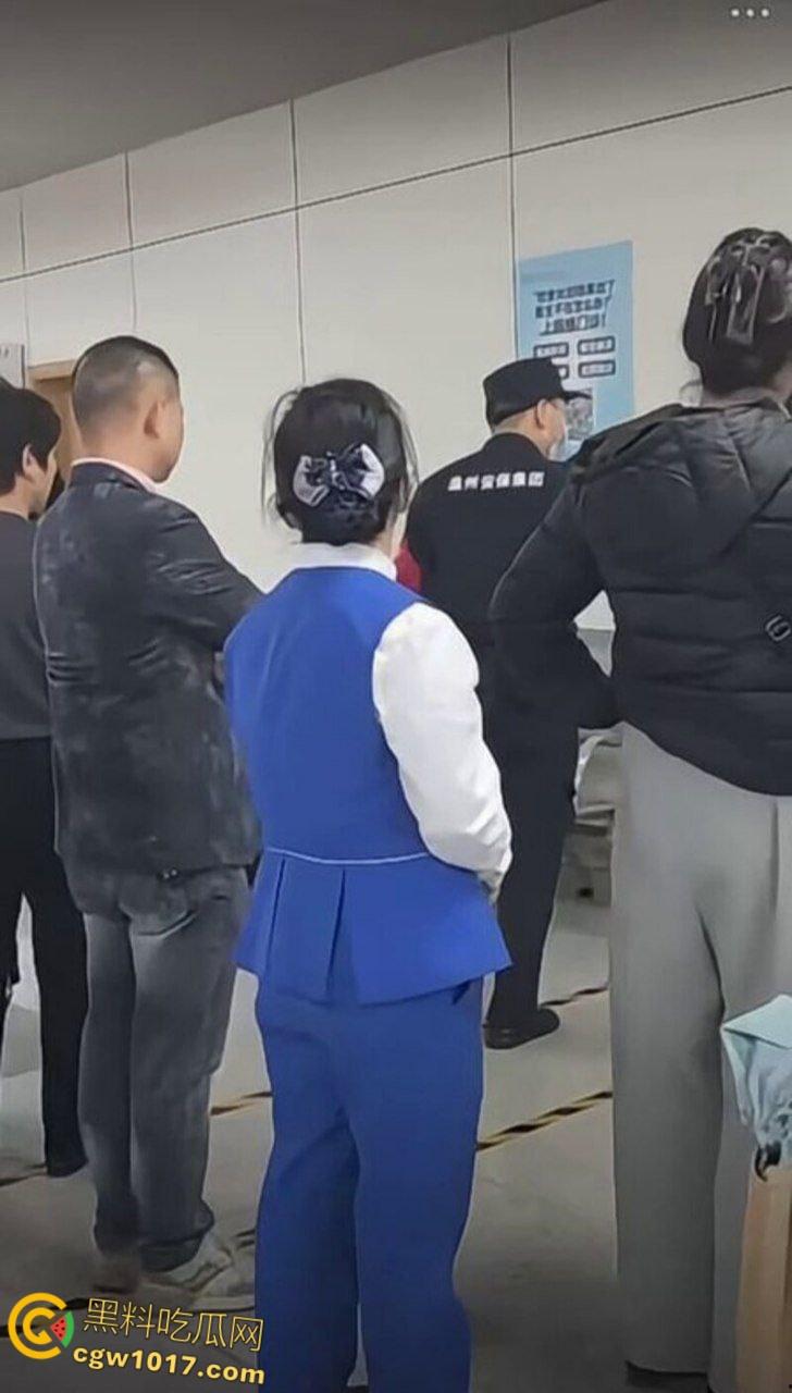 温州医院惊现家暴男，两人发生口角争夺孩子，男子当众对妻子全打脚踢，孩子被吓到大哭不止！  第2张