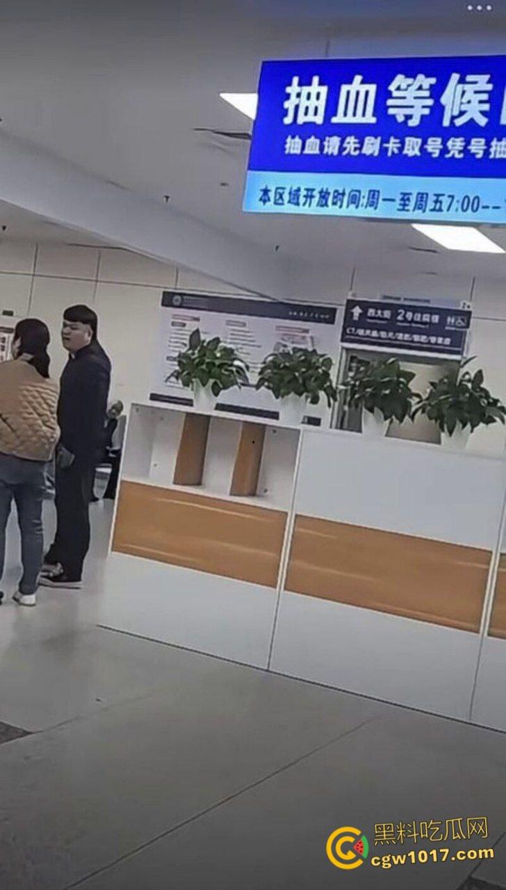 温州医院惊现家暴男，两人发生口角争夺孩子，男子当众对妻子全打脚踢，孩子被吓到大哭不止！  第5张