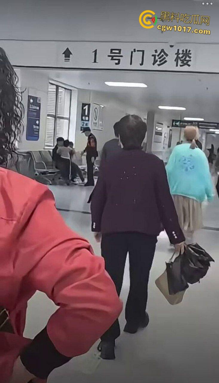 温州医院惊现家暴男，两人发生口角争夺孩子，男子当众对妻子全打脚踢，孩子被吓到大哭不止！  第7张