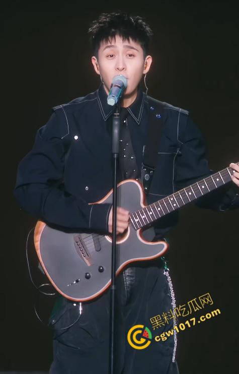 顶流男歌手【焦迈奇】密室调教视频震惊娱乐圈，腹肌男神被资本大佬如狗般玩弄，表情从抗拒到享受，炸裂网络！  第2张