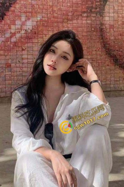 纹身嫂子狂野夜：沙发上狂野交欢，嫩乳纹身挑逗小叔子，白虎紧穴颤抖，高潮喷溅！  第3张