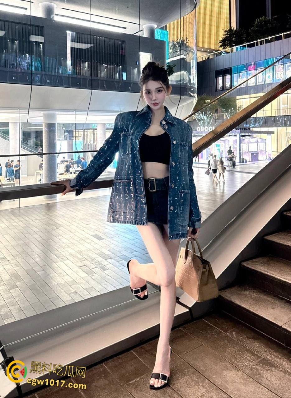 乱伦史上最愉快的一次性交！姐姐穿着肉丝袜给我足交，我给姐姐舔脚舔穴，温热的小穴直接把我夹内射了 ！  第1张