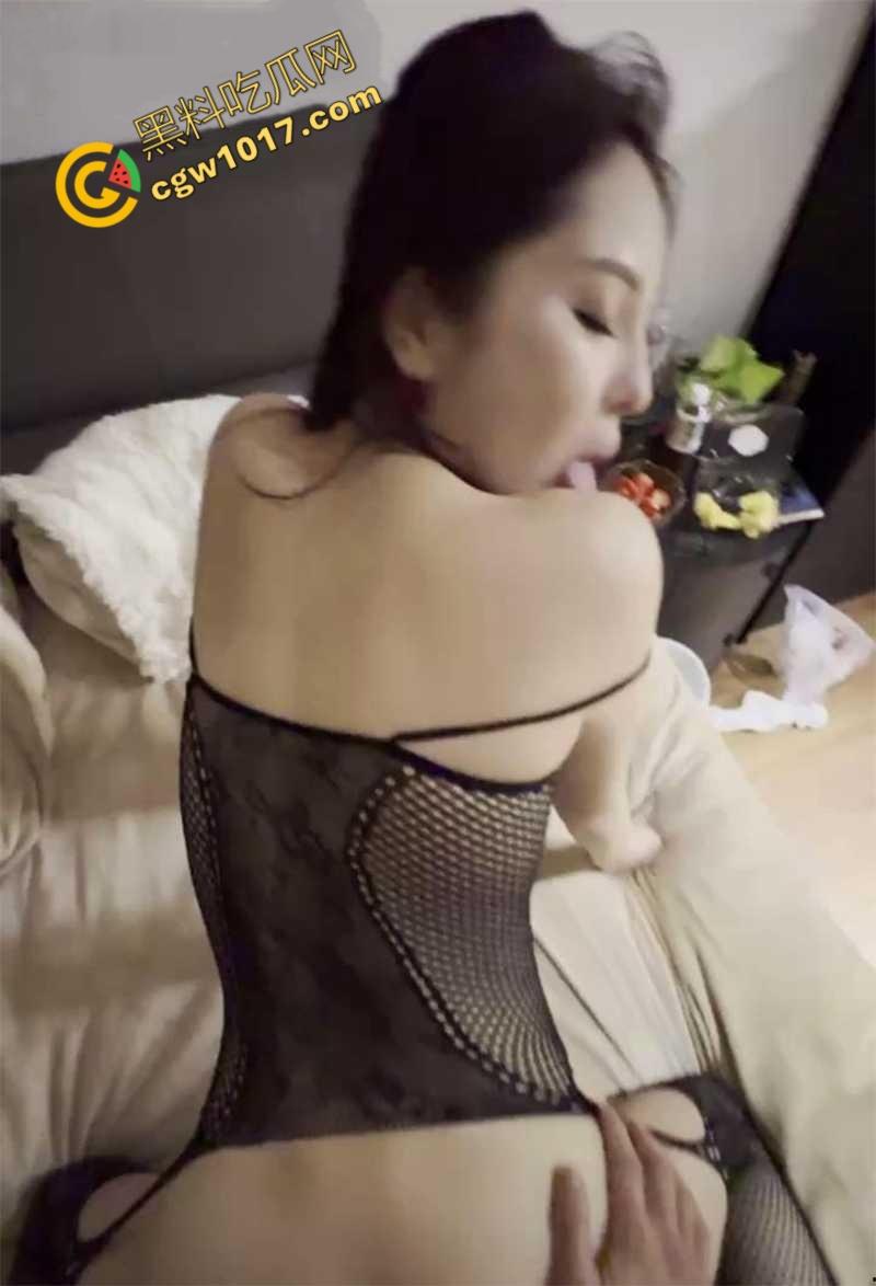 福州极品人妻【叶青霞】援交金主视频曝光：裸舞舔肛深喉，连续喷水，绿帽老公在家带娃，她却在床上浪性十足！  第7张