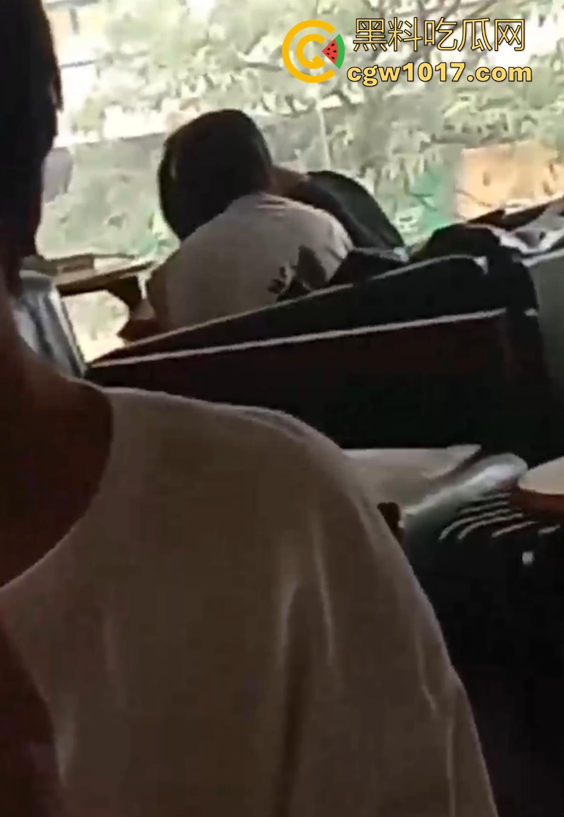 广西玉林仙尼奶茶店大瓜！学校里是高冷女神【孙晓惠】，学校外却是口爆小母狗，单喝奶茶还不够还得加一点精液是吧！  第3张