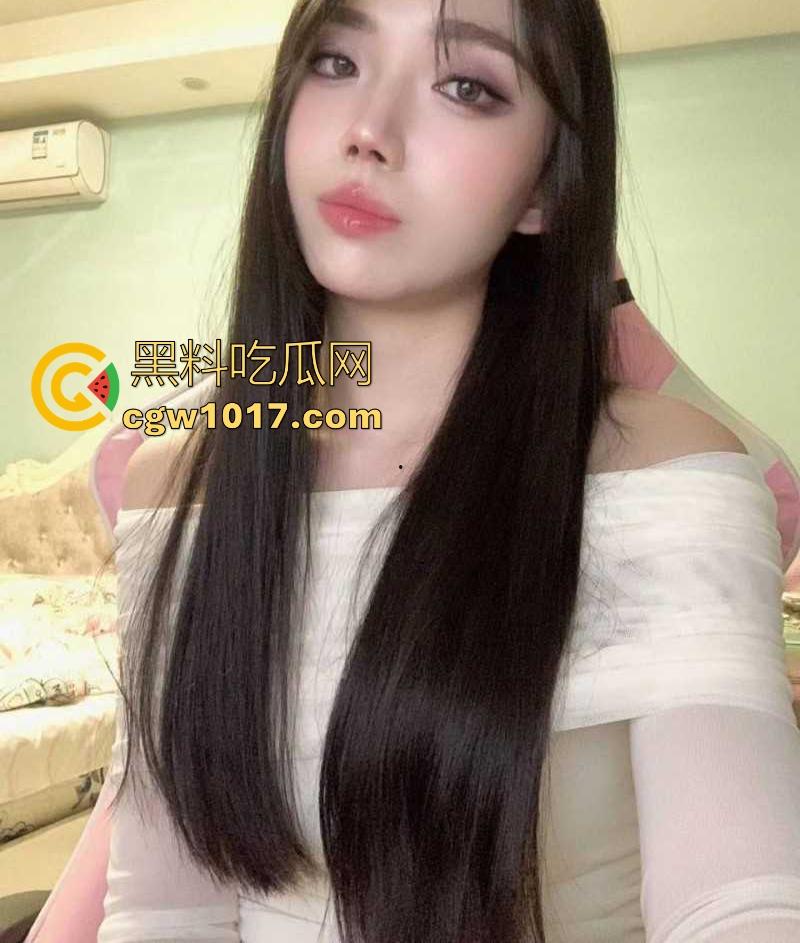 重庆极品陪酒女化身母狗献身客户，身穿黑丝情趣跪地舔屌，精湛的口技搭配上风骚的气质，简直反差到了骨子里！  第3张