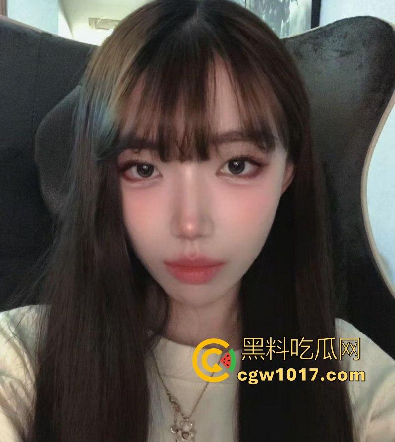 重庆极品陪酒女化身母狗献身客户，身穿黑丝情趣跪地舔屌，精湛的口技搭配上风骚的气质，简直反差到了骨子里！  第4张