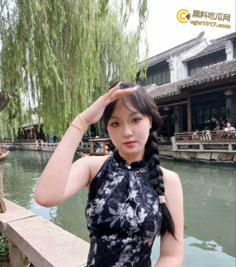 浙江温州商学院清纯眼睛妹【杨梦婷】，与男友酒店开房露脸口交，闭眼撸管口交满脸享受，反差十足 ！  第1张