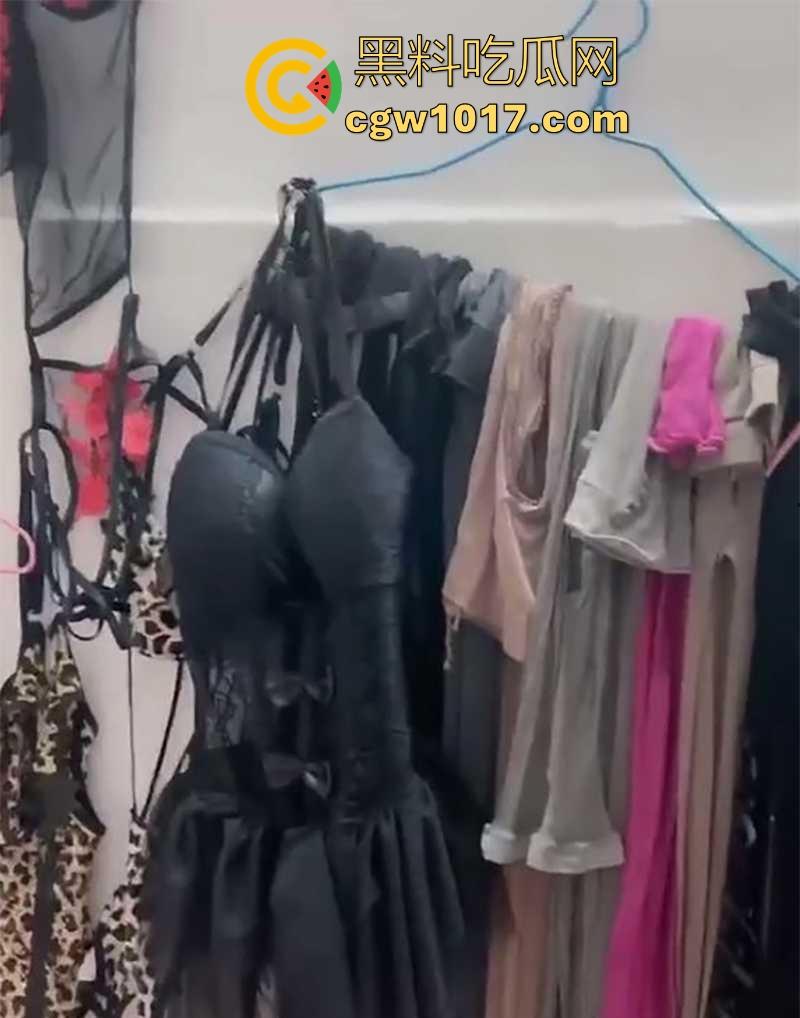 擦边素人主播竟为讨好金主，自家变情趣仓库，电动玩具、丝袜成山！各种楼道野战露脸性爱，只为金主满意！  第1张